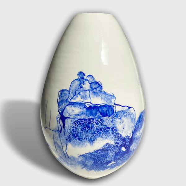 Vase blanc à motif encre bleu de couple, forme goutte, finition brillante.
