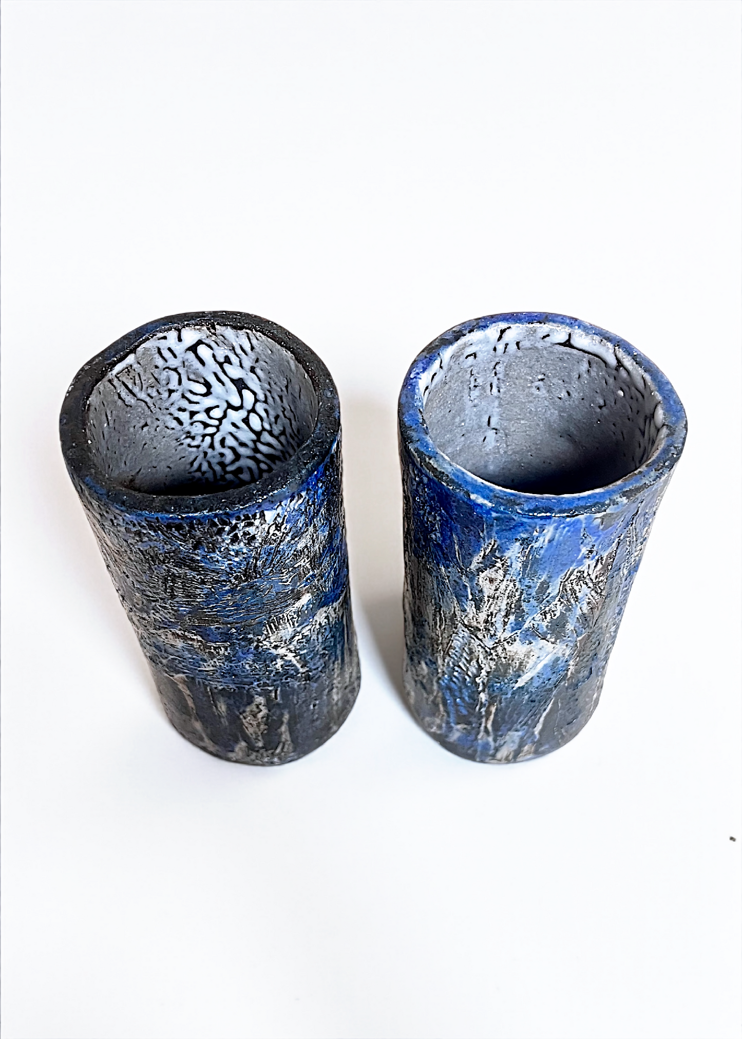 Paire de petits vases gravés en grès noir