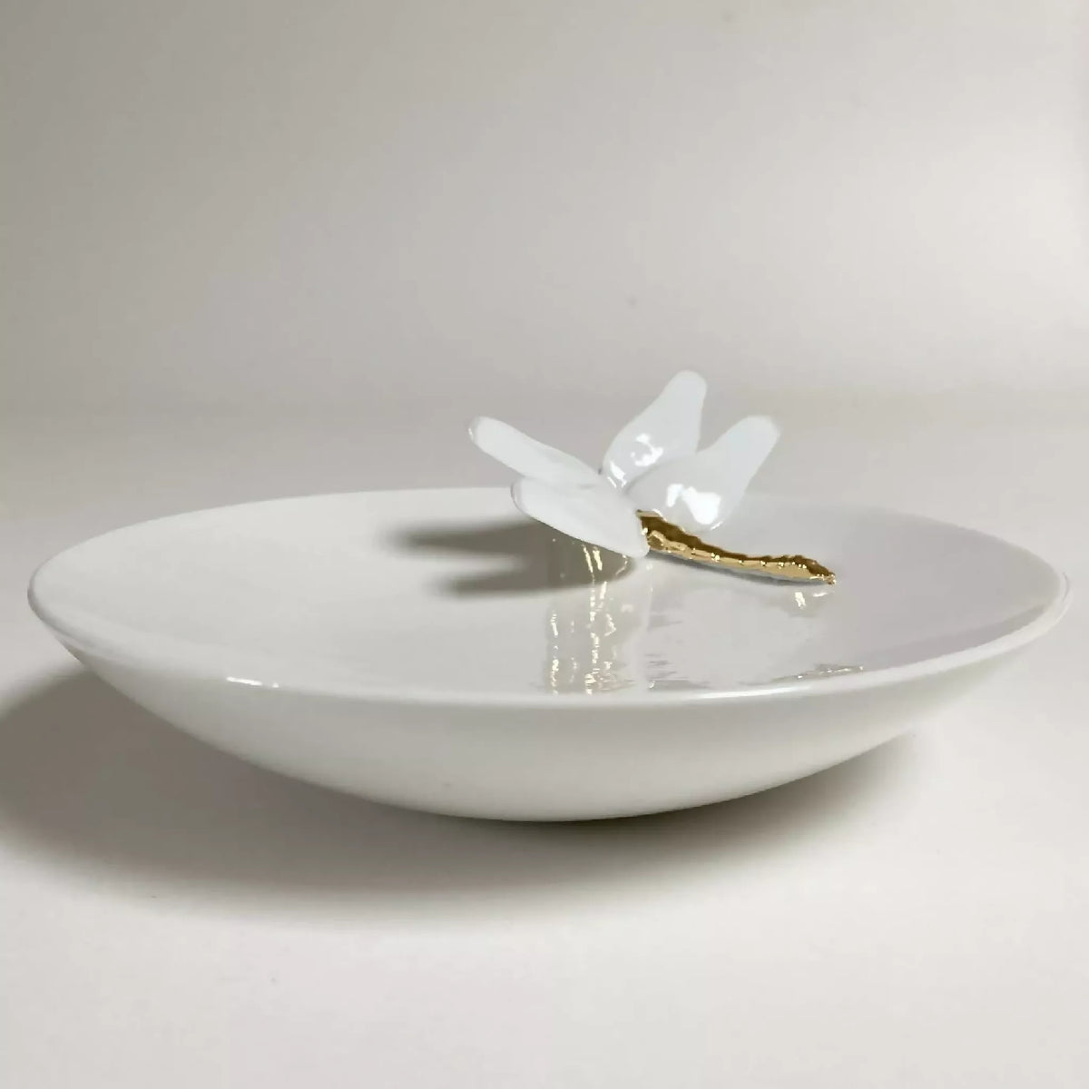 Coupe en porcelaine blanche à libellule blanche avec détail doré