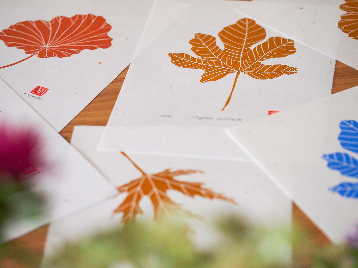 Gravures sur papier washi superposées, feuilles orange et bleue