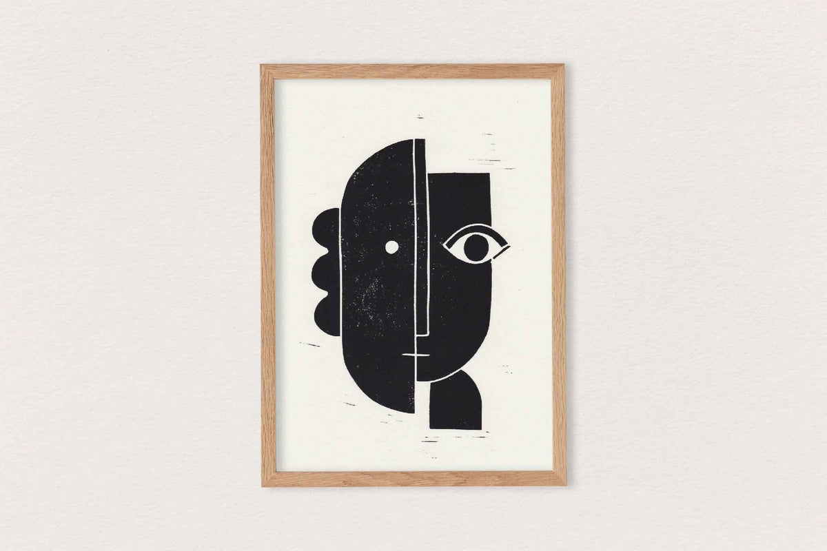 Linogravure encadrée, visuel abstrait noir et blanc avec lignes fines, cadre bois clair.