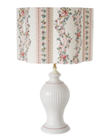 Abat-jour forme fleur Flora Pontavel sur lampe, motif fleuri crème et rayures, base blanche