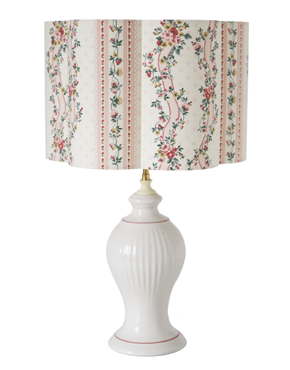 Abat-jour forme fleur Flora Pontavel sur lampe, motif fleuri crème et rayures, base blanche