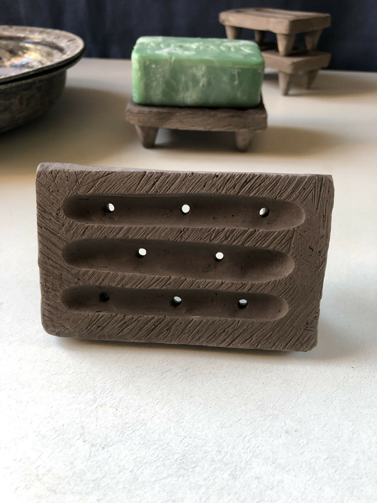 Porte-savon gris texturé avec trois rainures et trous de drainage, support pour savon