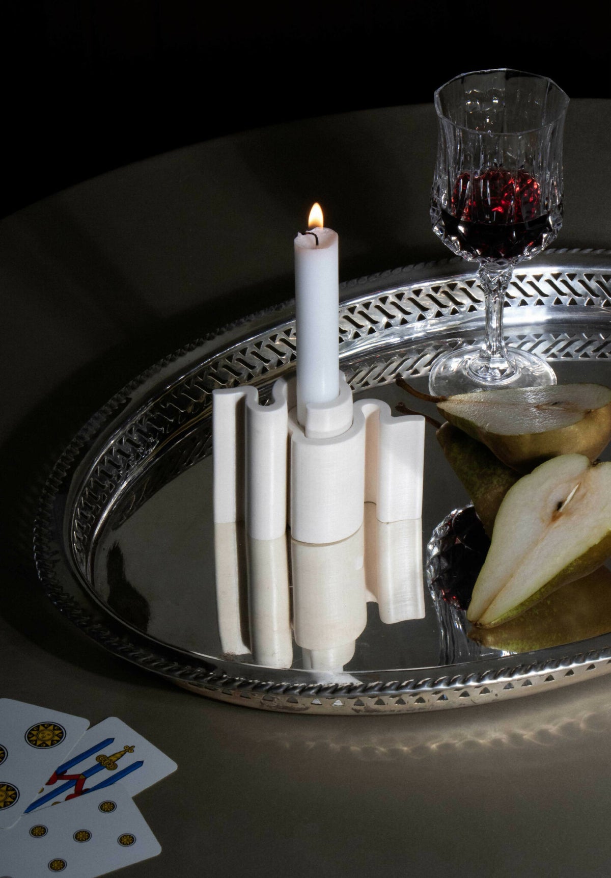 Chandelier ANA-GRAM blanc, supports cylindriques pour bougies, avec bougie allumée
