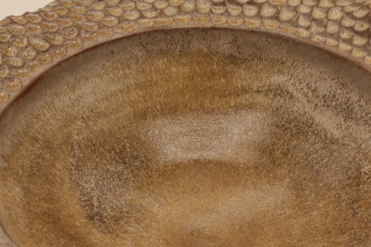 Coupelle double paroi beige, fond intérieur sombre et patiné