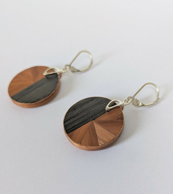 Boucles d’oreilles rondes marqueterie cuivre/gris, crochets argent, motif en panneaux