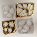 Décor de table 12 pièces : carrés blancs et encadrement doré, motifs pattes