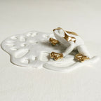 Décor de table lotus blanc et grenouille dorée, détail en relief