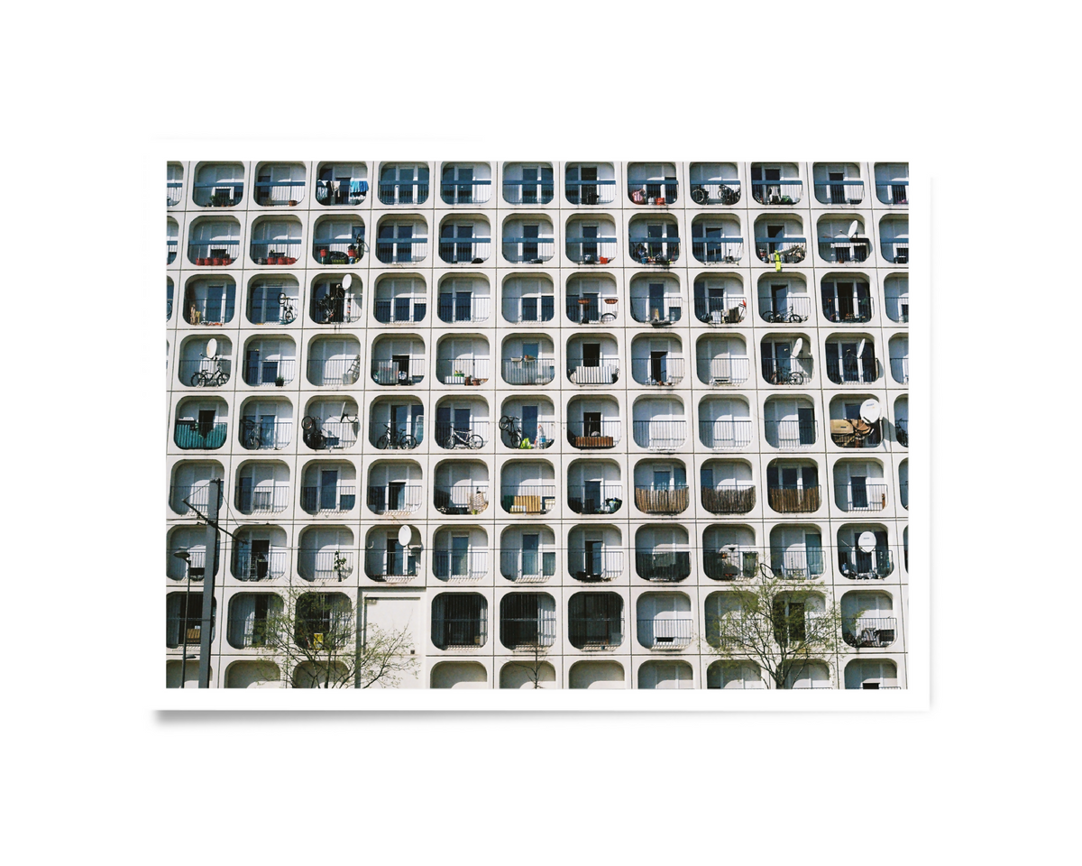 Affiche «Architecture 2» motif de fenêtres urbaines, bord blanc
