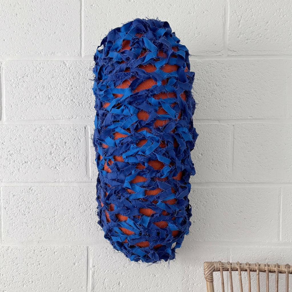 Cocoon décoratif bleu suspendu, surface frangée avec points orange