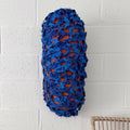 Cocoon décoratif bleu suspendu, surface frangée avec points orange