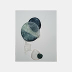 Bulle décorative en collage, grandes formes rondes bleu-vert avec fil et petit élément sombre