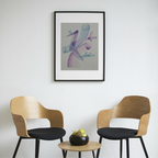 Deux fauteuils en bois clair, assise noire, accoudoirs et petite table ronde