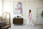 Toile murale abstraite brodée, formes bleues et roses sur fond clair