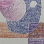 Détail broderie abstraite : formes rondes bleu, rose et mauve sur fond clair