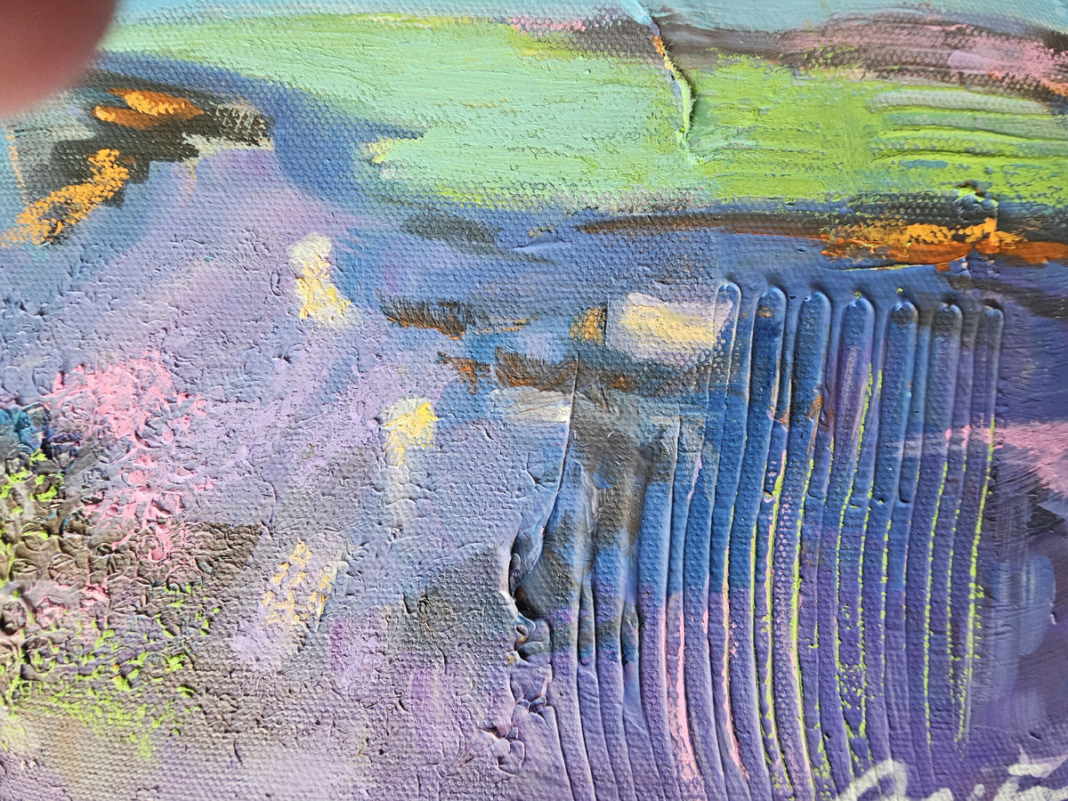 Détail de la toile texturée : drapé bleu et touches jaunes, fond vert et violet