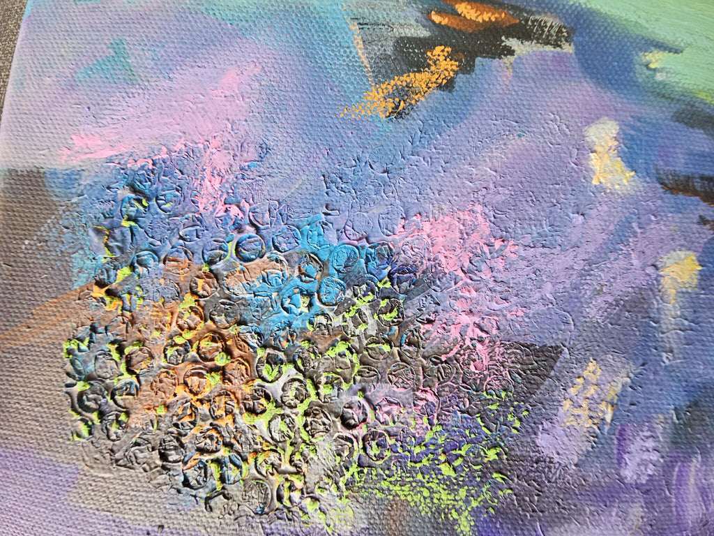 Toile peinture abstraite avec nuages roses, amas verts et fond ciel bleu clair