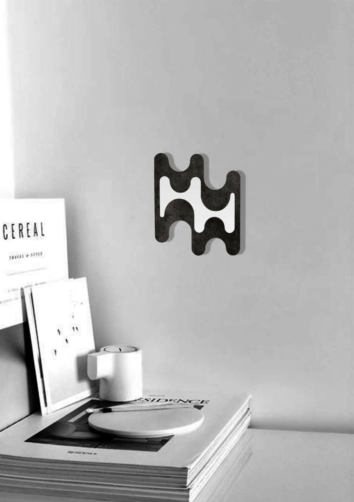 Décoration murale en forme de nuage, motif ajouré en métal noir.