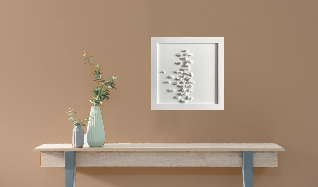 Tableau décoratif encadré avec sculptures argentées abstraites
