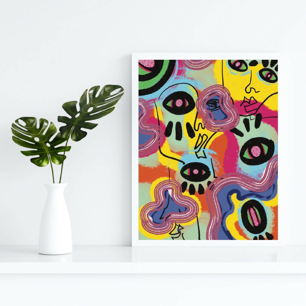 Affiche encadrée au motif abstrait multicolore, visages stylisés et formes ondulées.
