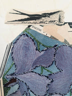 Collage imprimé en gros plan : fleurs violettes et rubans verts sur fond bleu.