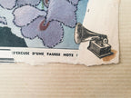 Collage imprimé avec fleurs violettes, machine à écrire dessinée et texte lisible.