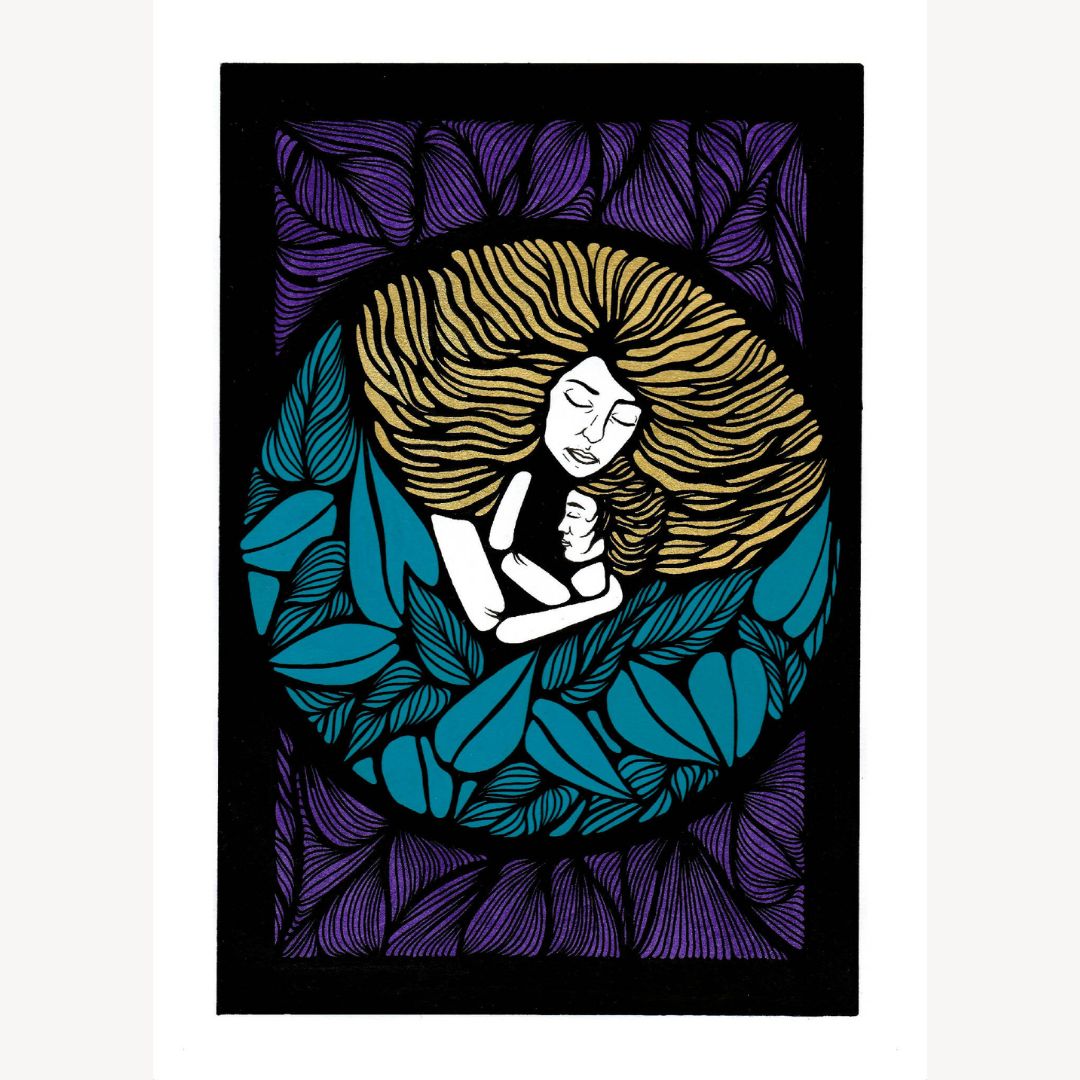 Illustration encadrée : visage féminin tenant un bébé dans un ovale de feuillages bleu/violet.