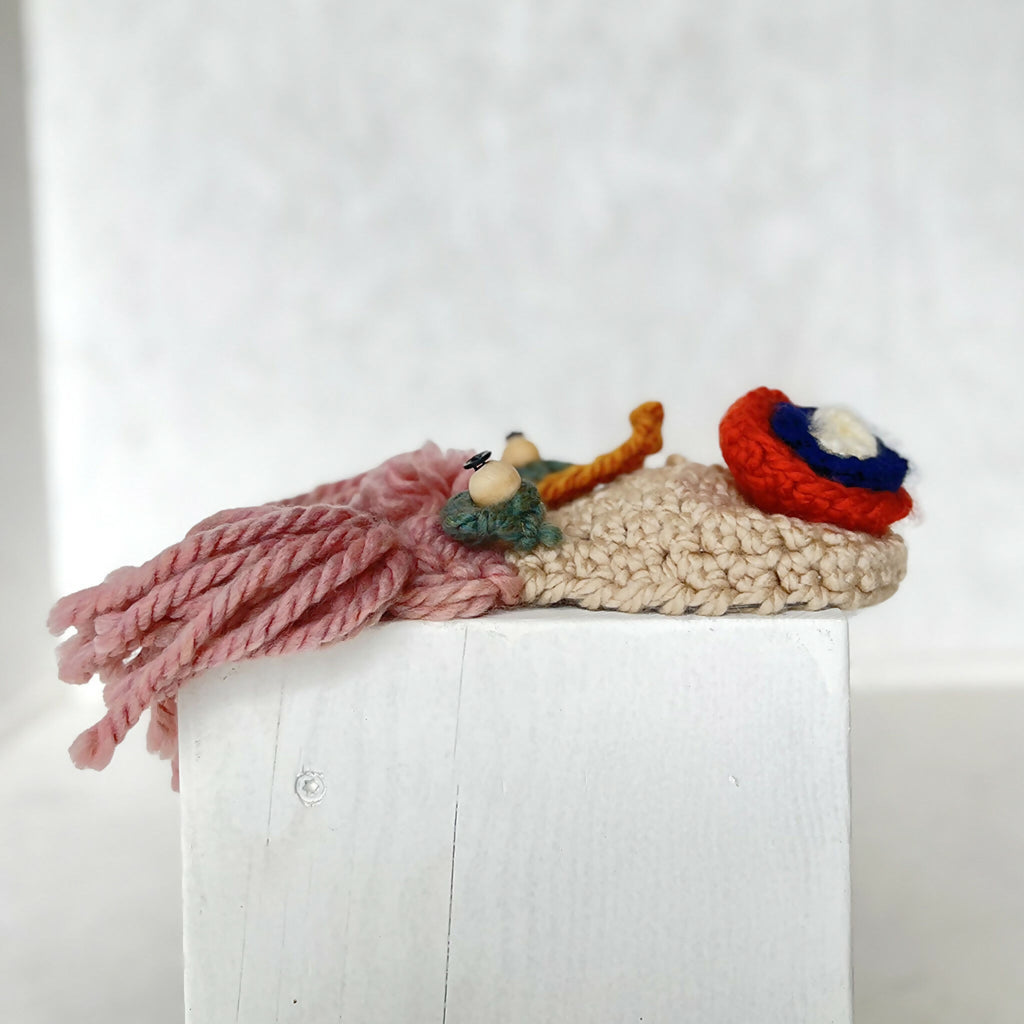 Pochette hibou Julie en crochet beige, anses torsadées roses, décor rouge et bleu