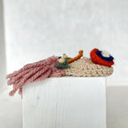 Pochette hibou Julie en crochet beige, anses torsadées roses, décor rouge et bleu