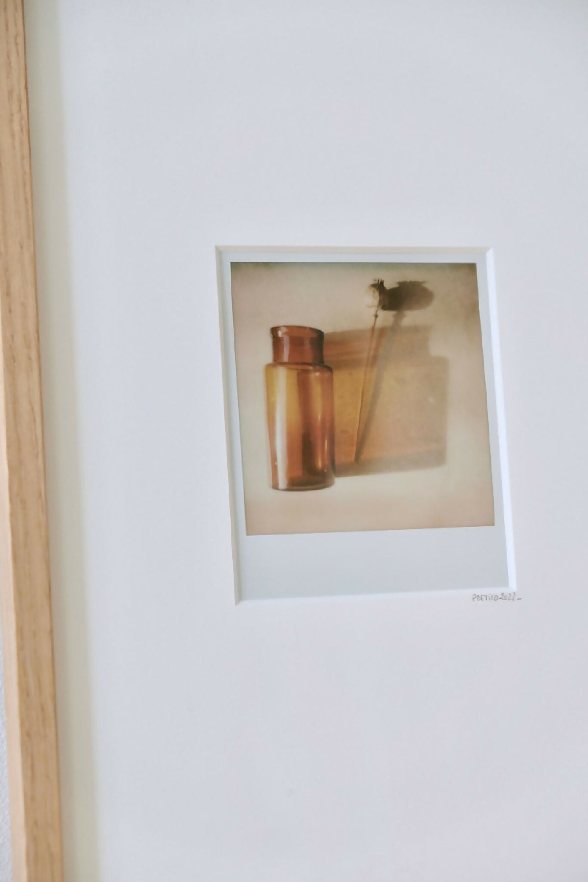 Photo encadrée avec bord blanc, motif vase sur fond clair