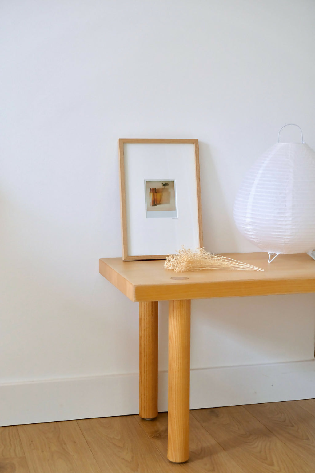 Cadre photo en bois clair avec passe-partout blanc, photo style Polaroïd