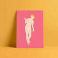 Illustration imprimée : femme nue stylisée tenant un fruit vert, fond rose
