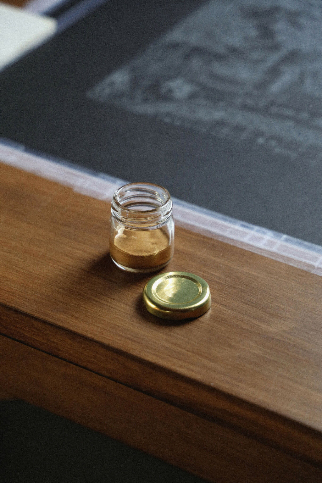 Sérigraphie sur table : coin avec encadrement noir et motif or