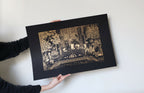Sérigraphie tenue à deux mains : motif doré sur fond sombre, format horizontal