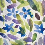 Détail d’une impression aquarelle: fleurs de pervenche et feuilles vertes, bleues et violettes.