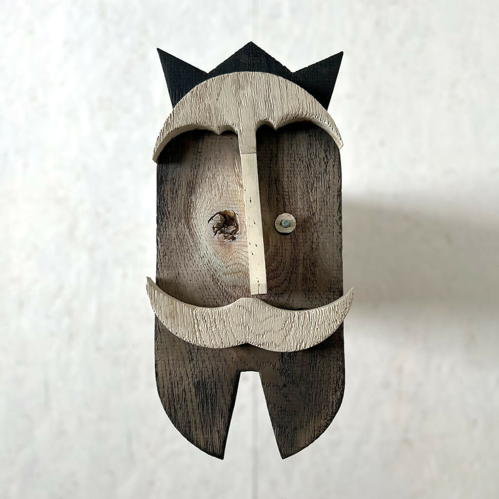 Décoration murale en bois en forme de moustache, face avant, tons clairs et foncés.