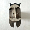 Décoration murale en bois en forme de moustache, face avant, tons clairs et foncés.