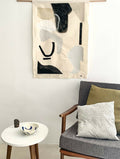 Tenture murale Oloe en tissu beige, motifs abstraits noir et blanc