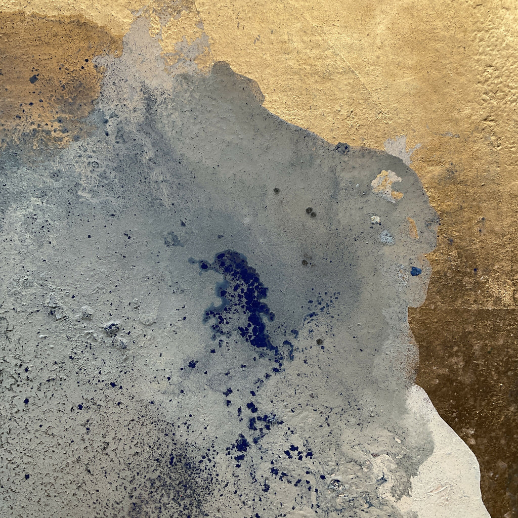 Peinture abstraite « ÉTAIN » : grand aplats gris bleuté, taches bleu foncé et doré