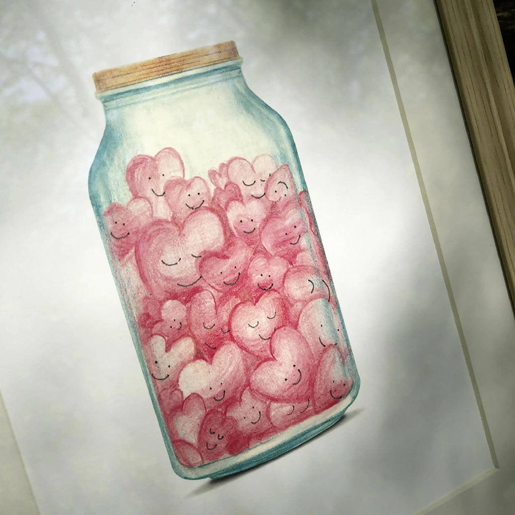 Affiche avec bocal en verre bleu rempli de cœurs roses et inscription discrète