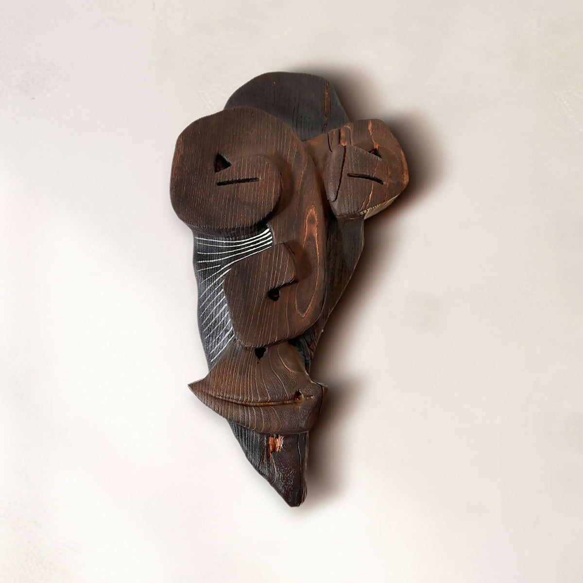 Décoration murale en bois sculpté, motif tête abstraite, couleur brun foncé