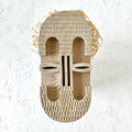 Masque décoratif en fibres de paille tressées, ouvertures yeux et bouche en relief.
