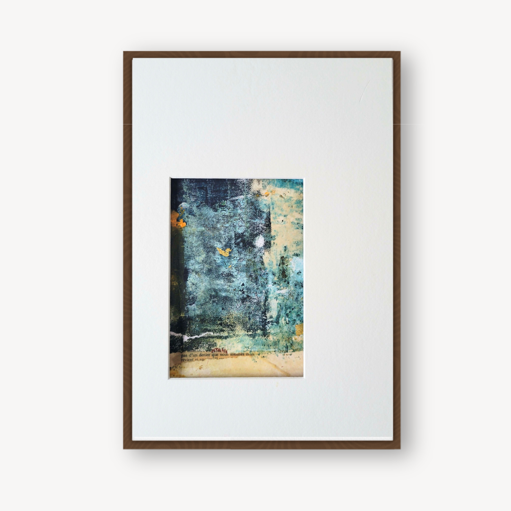 Tableau abstrait en cadre brun, petite toile bleu et beige, composition texturée.