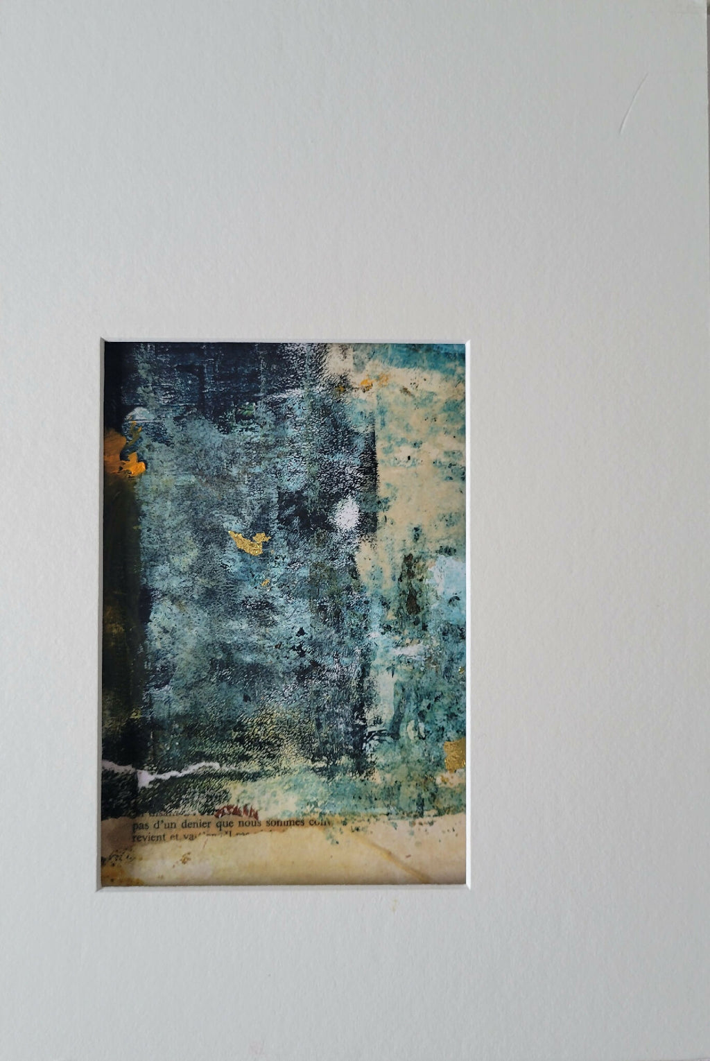 Tableau abstrait en cadre doré, fond bleu et touches beiges, détail de texture.