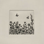 Tableau fleuri à cadre, fond clair, fleurs et herbes noires avec papillons