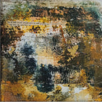 Tableau abstrait encadré, gros plan sur motifs texturés orange, bleu et vert