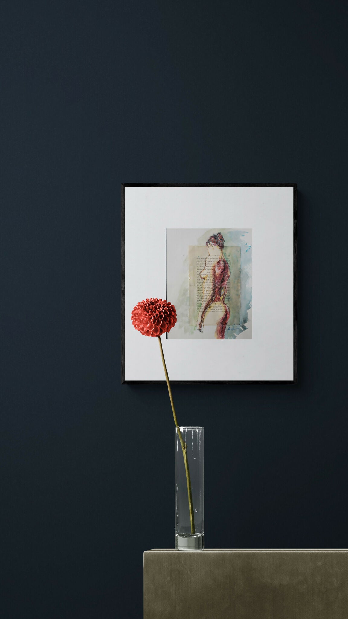 Tableau nu encadré : dessin d’une femme, cadre blanc, avec fleur corail sur fond.