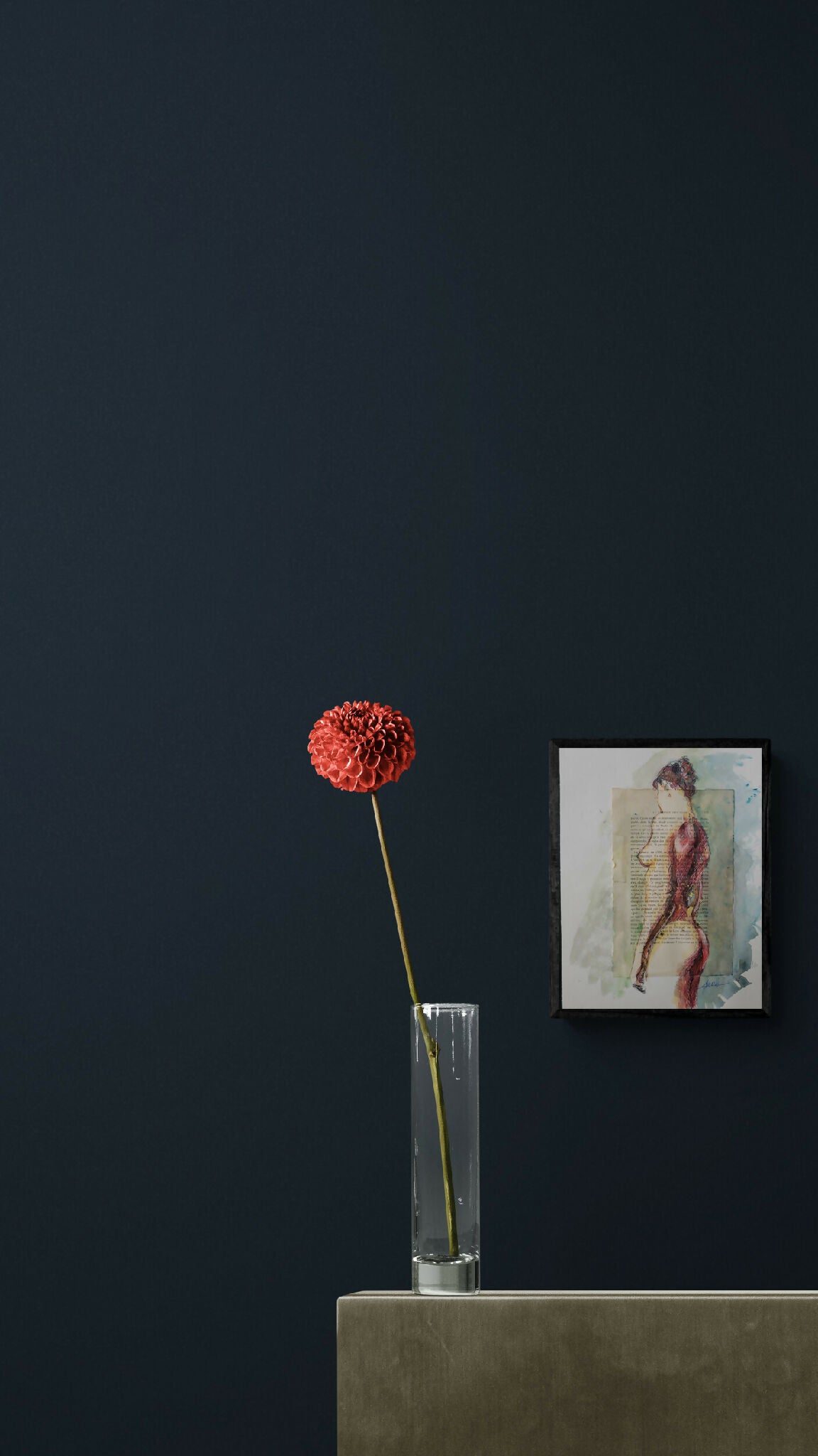 Tableau nu encadré : silhouette féminine, cadre blanc, fleur corail devant le cadre.