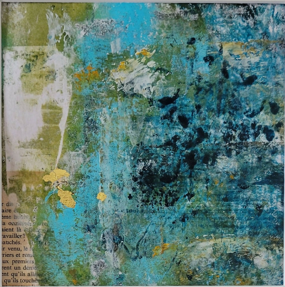 Tableau abstrait encadré, texture bleue/verte et éclats jaunes sur fond clair.